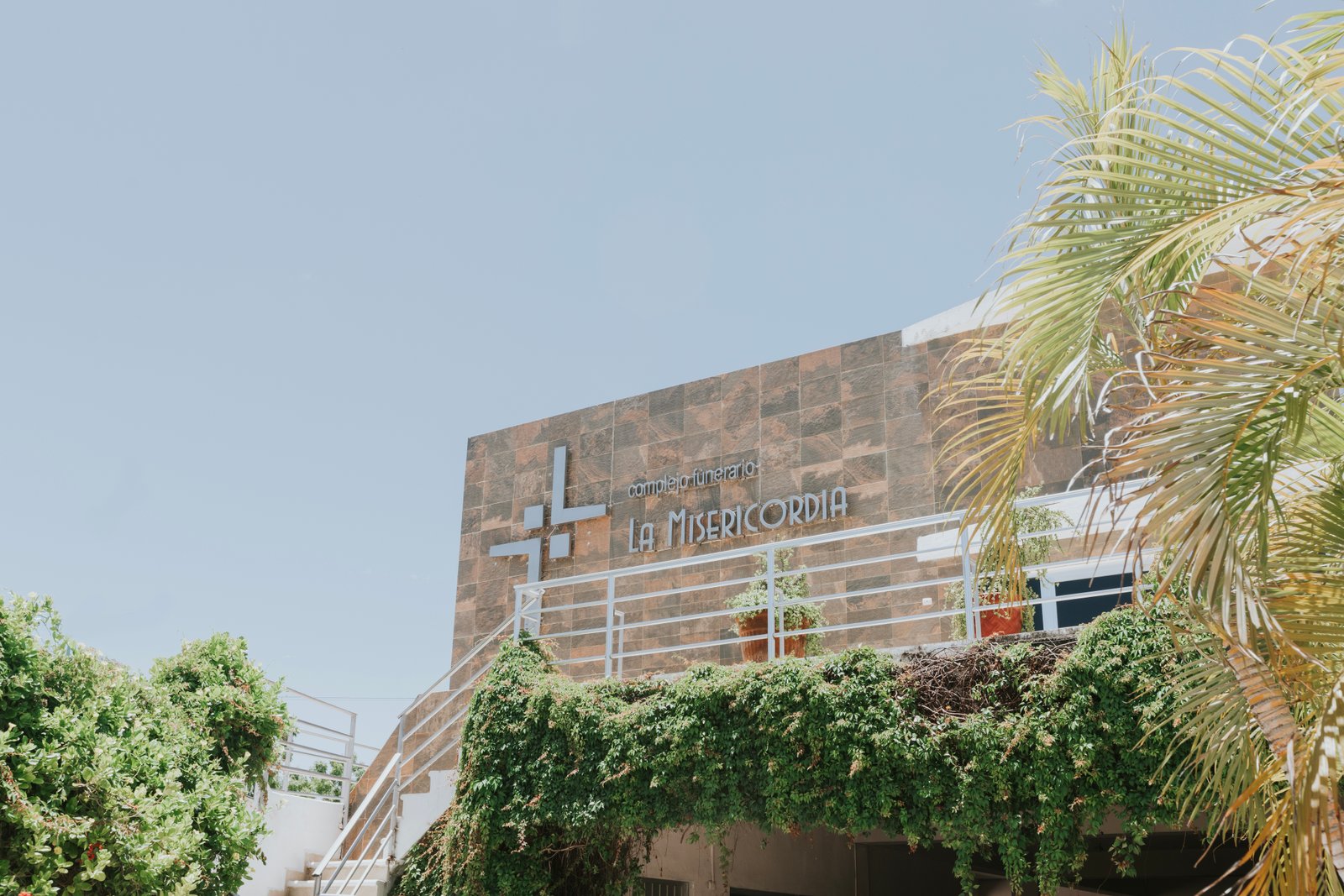 Fachada del Complejo Funerario La Misericordia en Campeche
